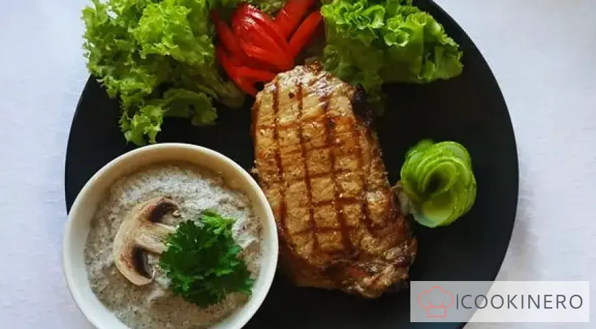 Bistecca di maiale alla griglia con salsa ai funghi