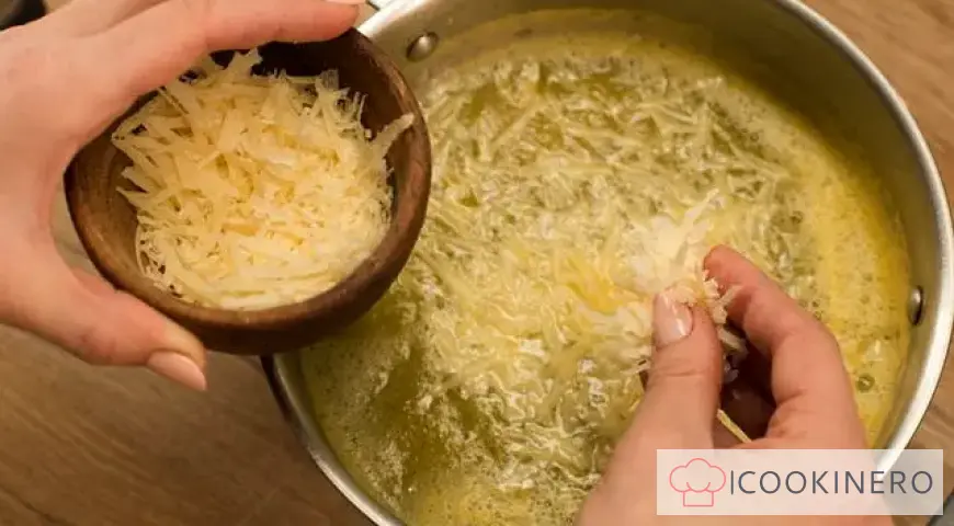 Cream soup with chicken and cream