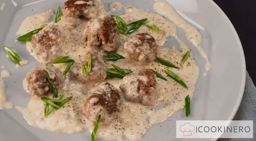 Meatballs in sour cream