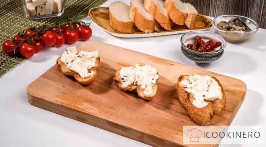 Bruschetta mit Sardinen, Käse und Tomaten