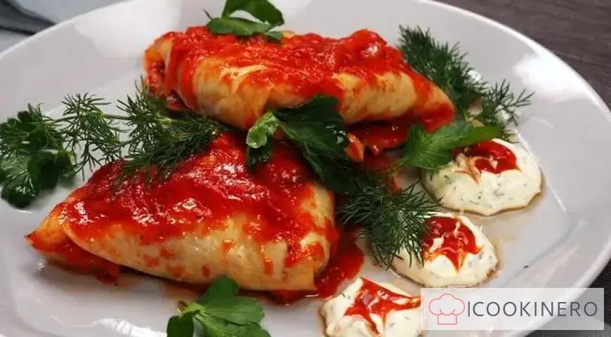 Rouleaux de chou à la sauce tomate