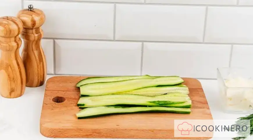 Rouleau au saumon, fromage fondu et concombre