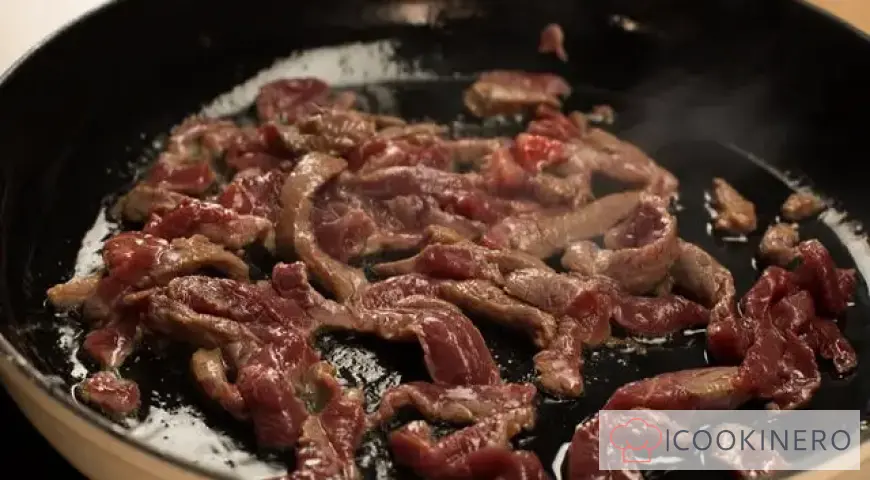 Woknudeln mit Rindfleisch und Gemüse