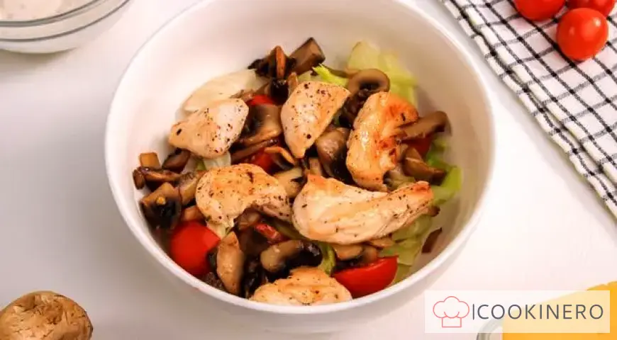 Salade tiède au poulet et aux champignons