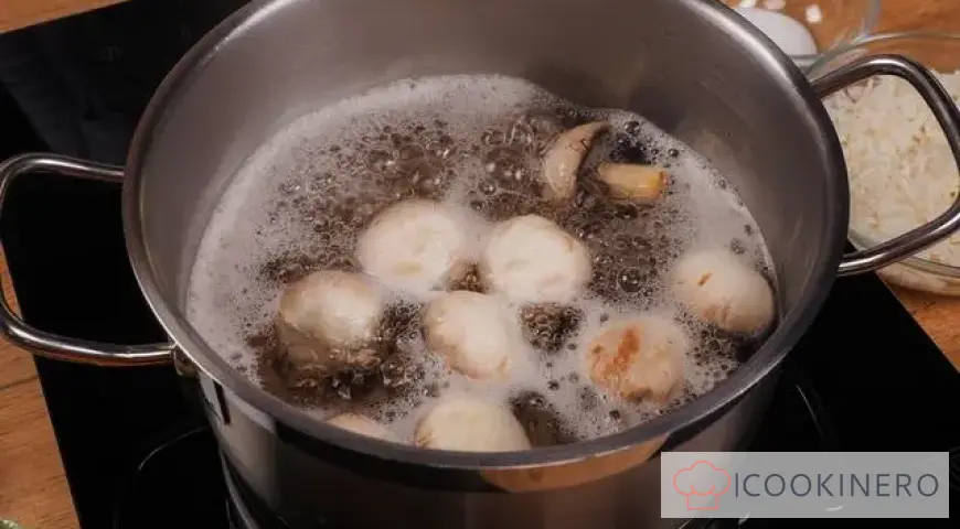 Zuppa con funghi marinati