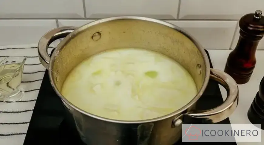 Zucchinicremesuppe mit Käse