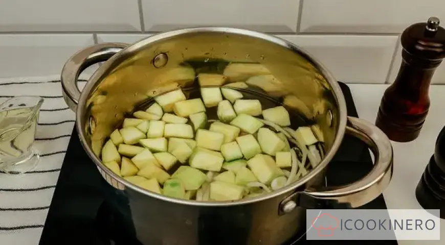 Zucchinicremesuppe mit Käse