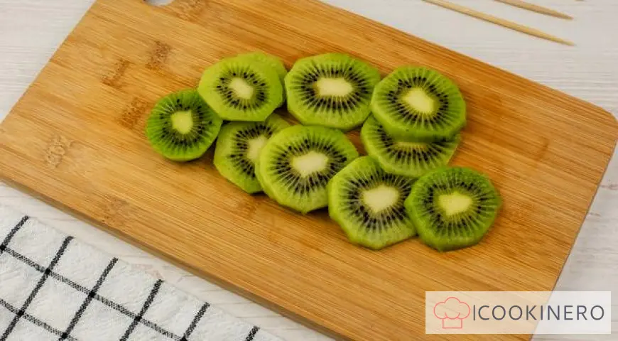 Tartine con kiwi, uva e mela