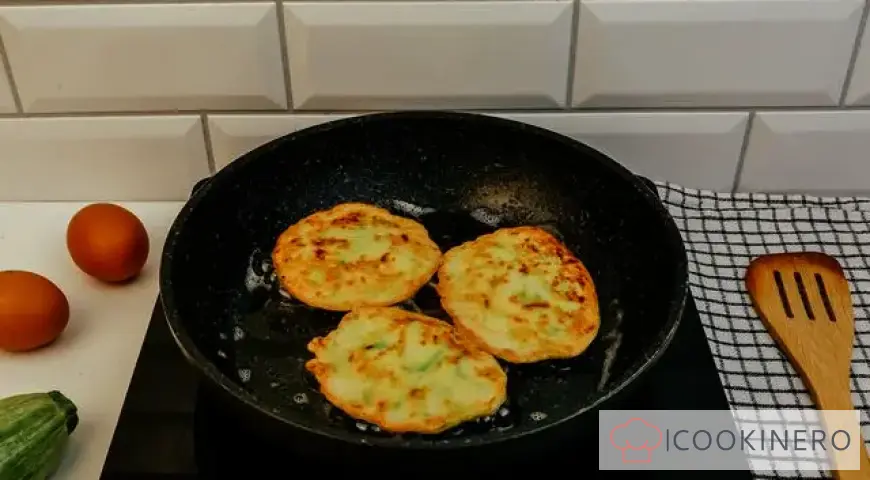 Zucchini-Puffer mit Knoblauch
