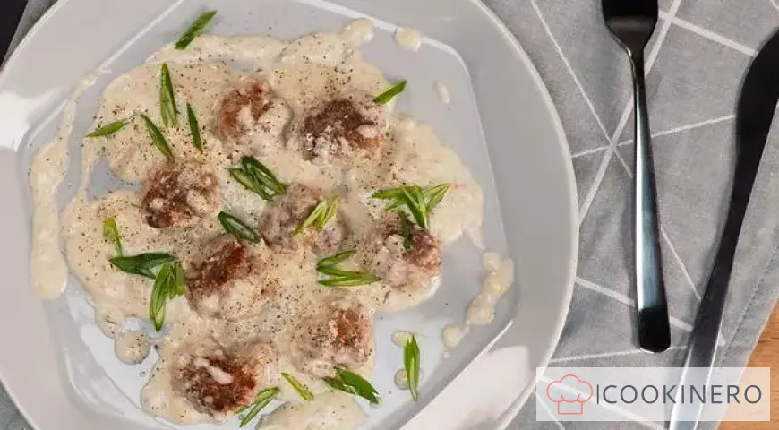 Meatballs in sour cream