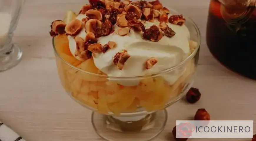 Insalata di frutta con salsa alla panna