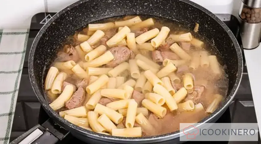 Makkaroni nach Marineart mit Rindfleisch