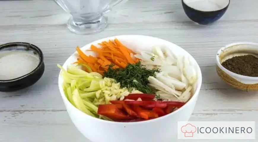 Zucchini nach koreanischer Art für den Winter im Glas