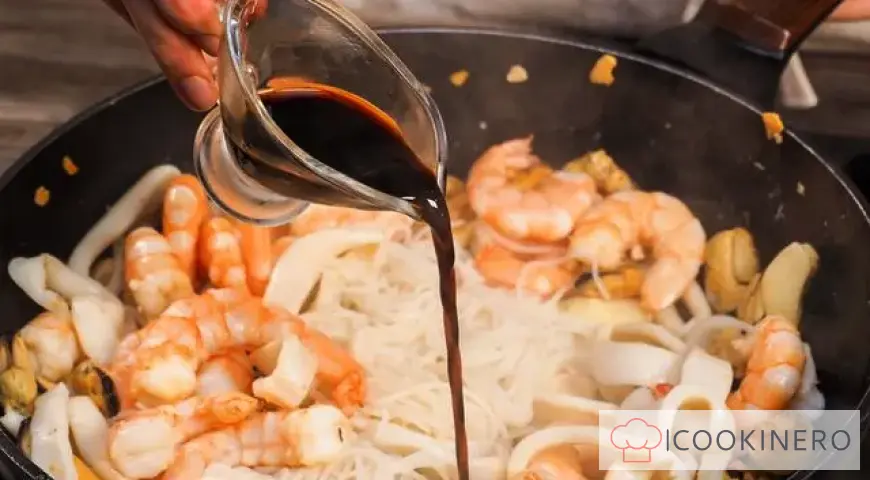 Wok with seafood