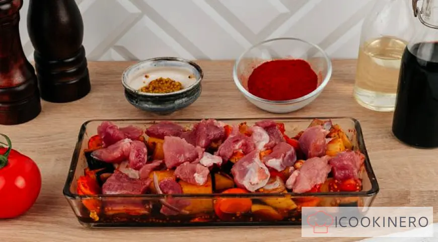 Gebackener Eintopf mit Gemüse, Schweinefleisch und Paprika