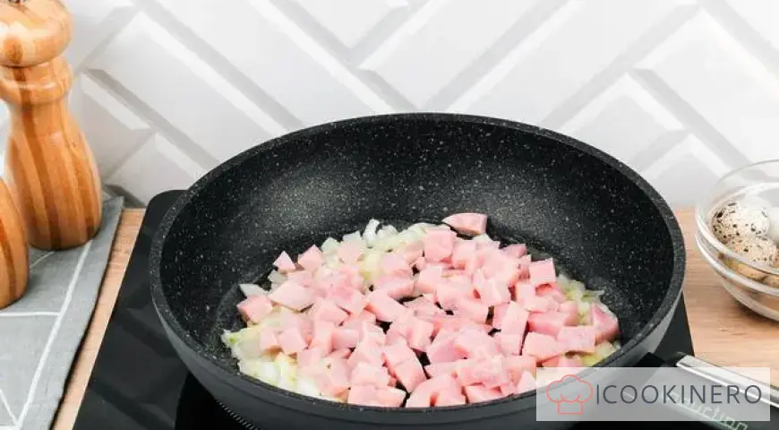 Amerikanisches Rührei mit Schinken und Kirschtomaten