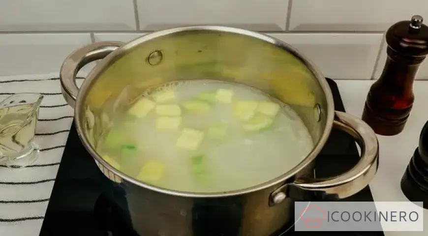 Zucchinicremesuppe mit Käse