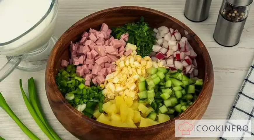 Okroshka su kefir con salsiccia bollita