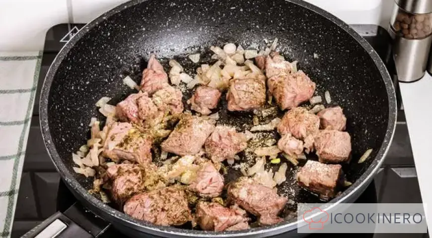 Makkaroni nach Marineart mit Rindfleisch