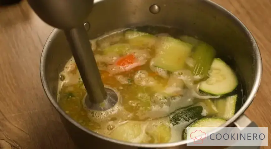 Cream soup with chicken and cream