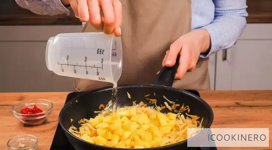 Geschmorter Kohl mit Kartoffeln und Tomatenmark