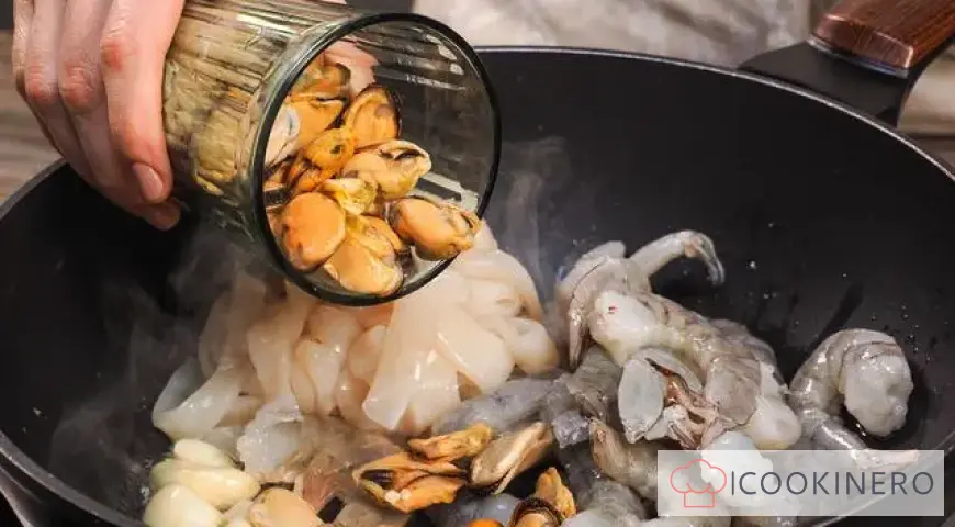 Wok with seafood