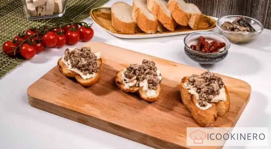 Bruschetta mit Sardinen, Käse und Tomaten