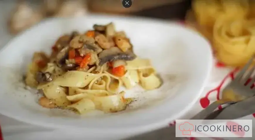 Fettuccine mit Champignons und Garnelen
