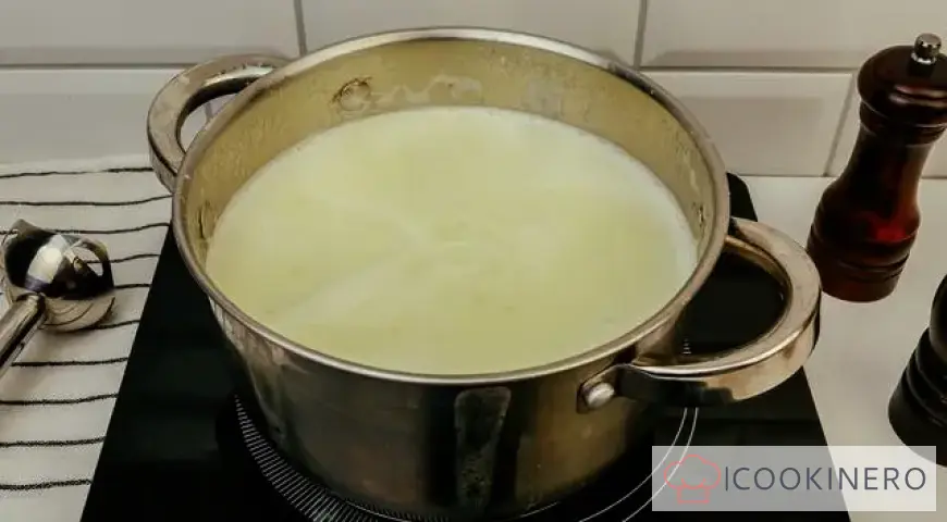Zucchinicremesuppe mit Käse