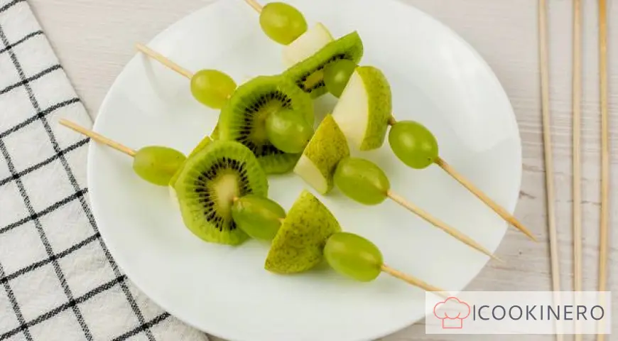 Tartine con kiwi, uva e mela