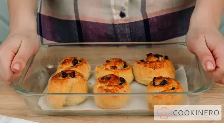 Puff pastry with raisins