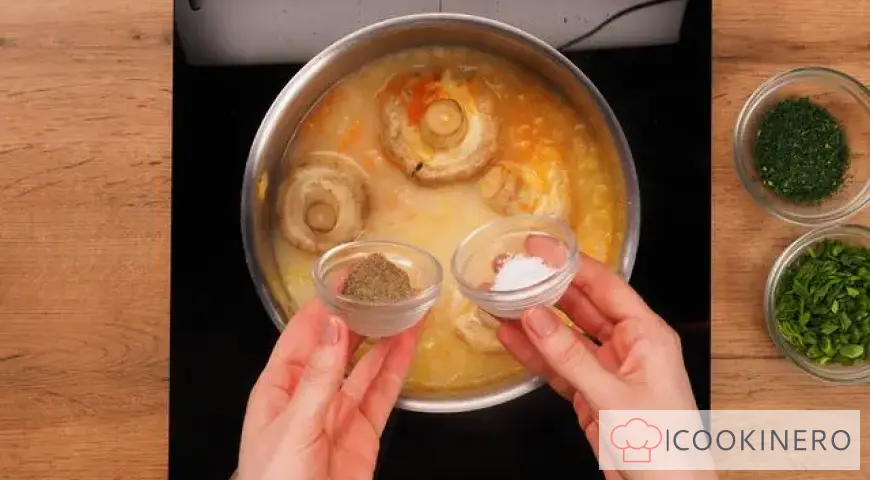 Soupe crémeuse diététique aux champignons