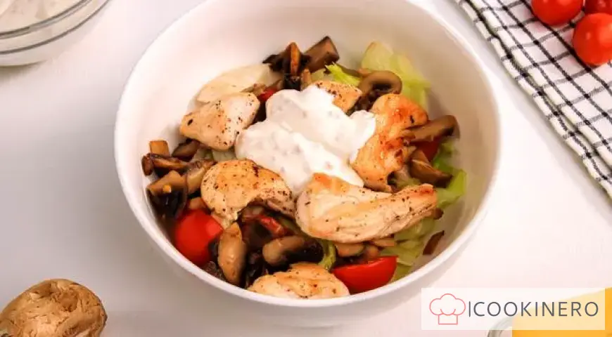 Salade tiède au poulet et aux champignons
