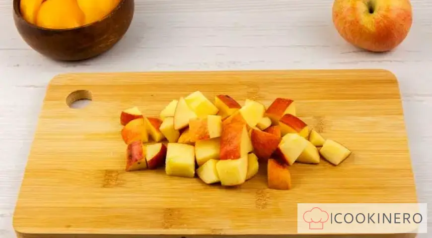 Fruchtcanapé mit Trauben, Äpfeln, Orangen und Ananas