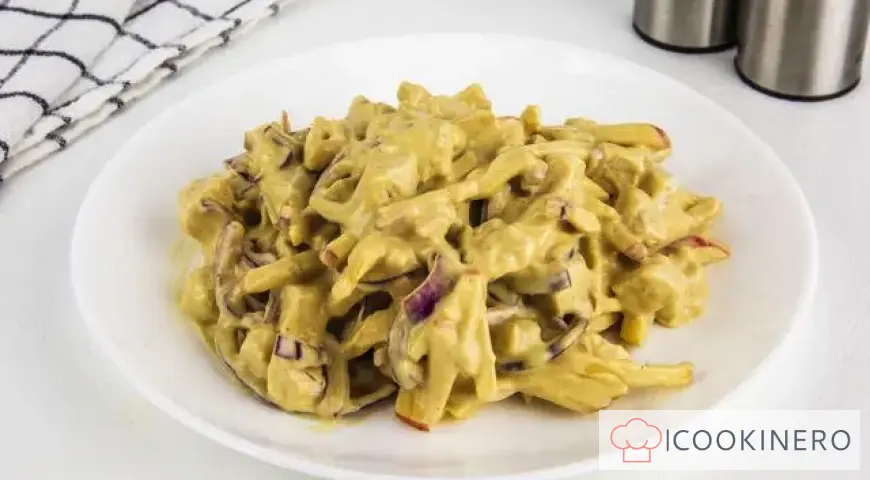 Salad with chicken breast and apple
