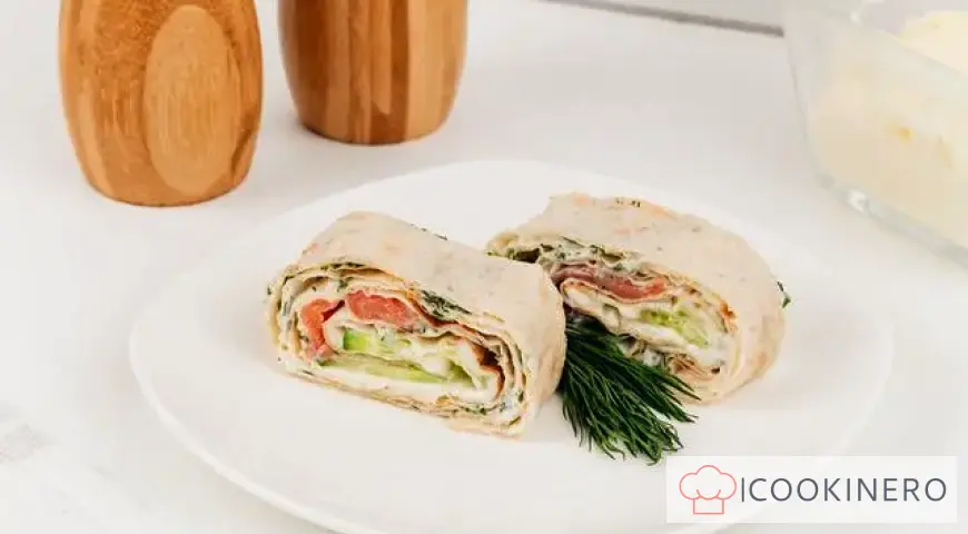 Rolle mit Lachs, Schmelzkäse und Gurke