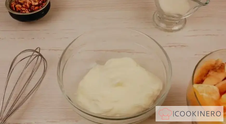 Insalata di frutta con salsa alla panna