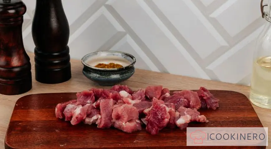 Gebackener Eintopf mit Gemüse, Schweinefleisch und Paprika