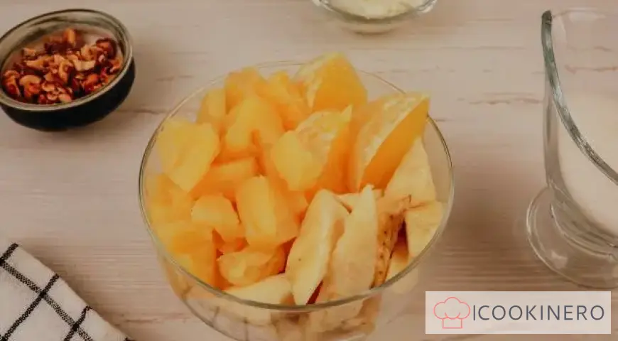 Insalata di frutta con salsa alla panna