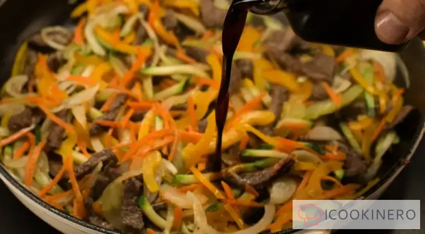 Woknudeln mit Rindfleisch und Gemüse