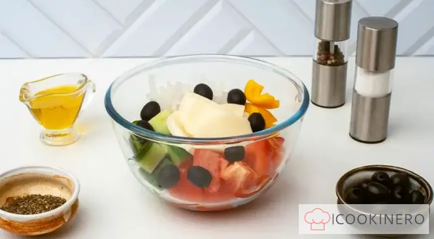 Insalata greca con mozzarella