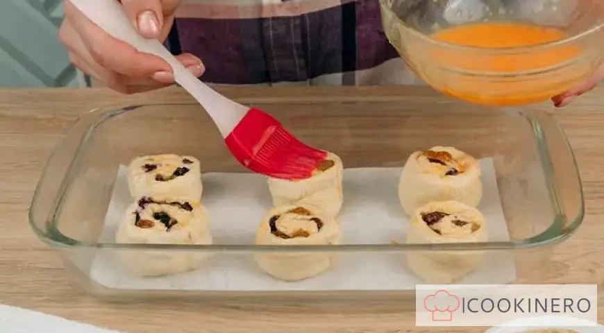 Puff pastry with raisins