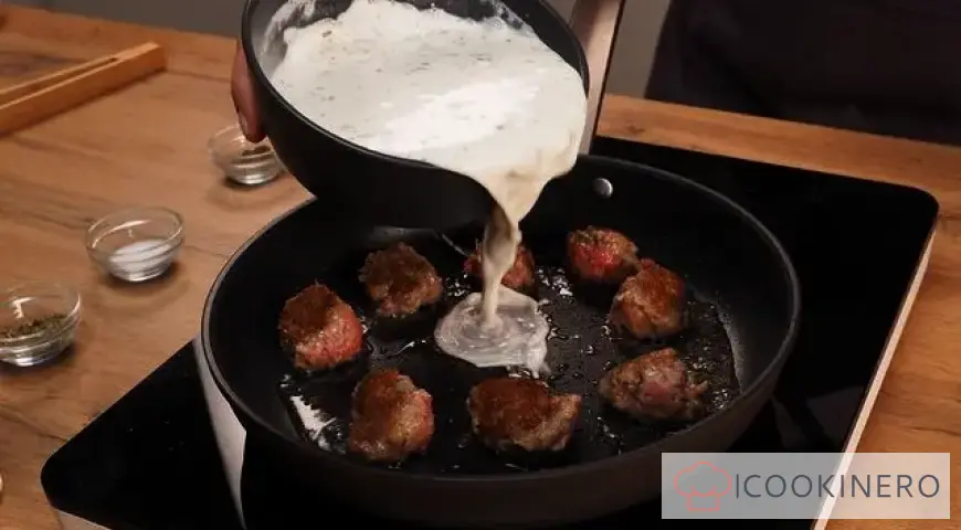 Meatballs in sour cream