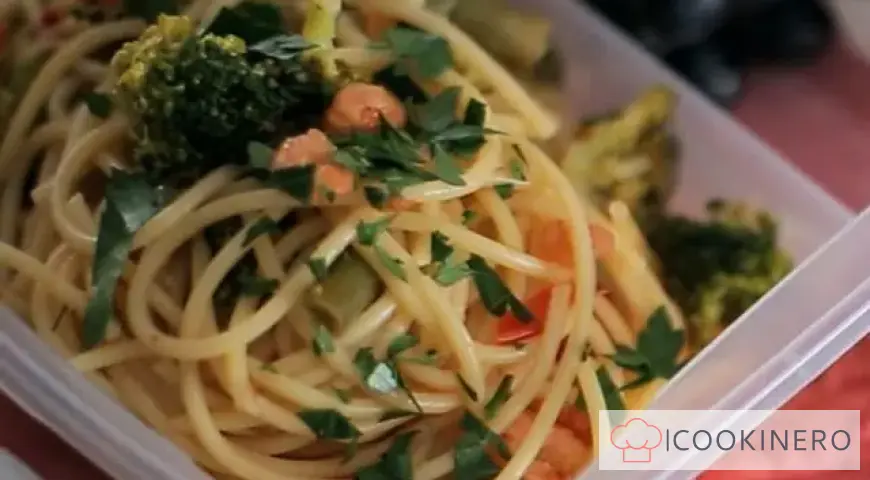 Pasta con gamberi e verdure