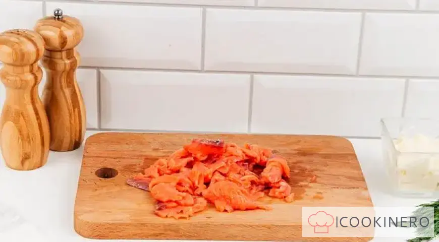 Rouleau au saumon, fromage fondu et concombre