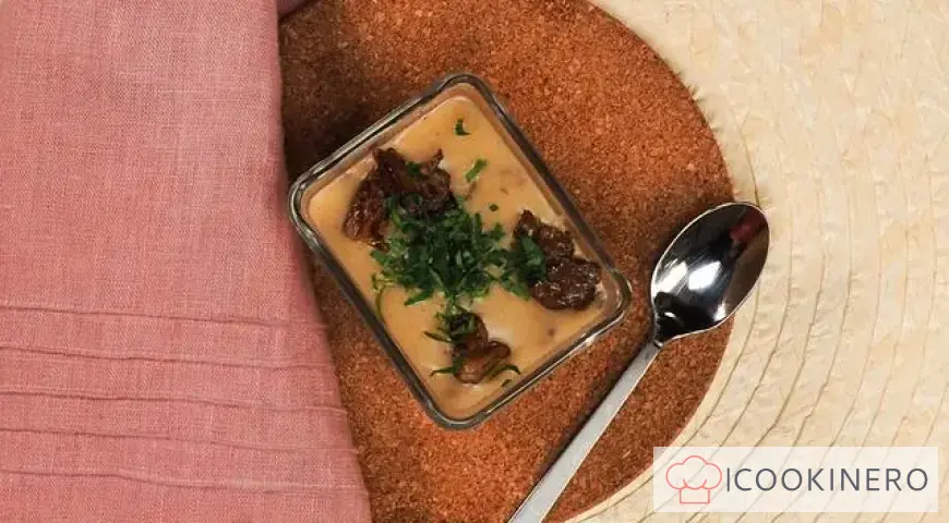 Salsa de champiñones a partir de champiñones secos