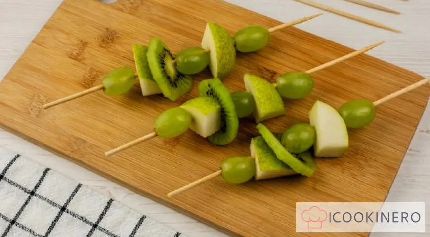 Tartine con kiwi, uva e mela
