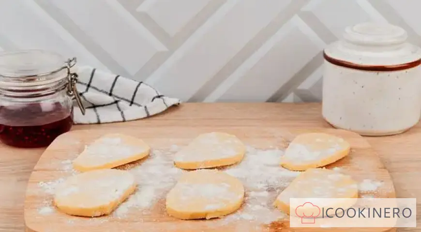 Shortbread baskets with raspberries and meringue