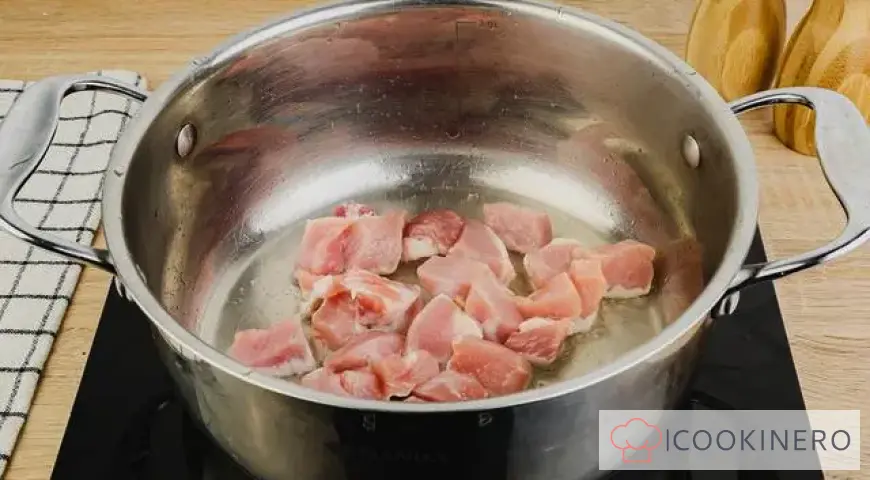 Lagman di maiale con tagliatelle