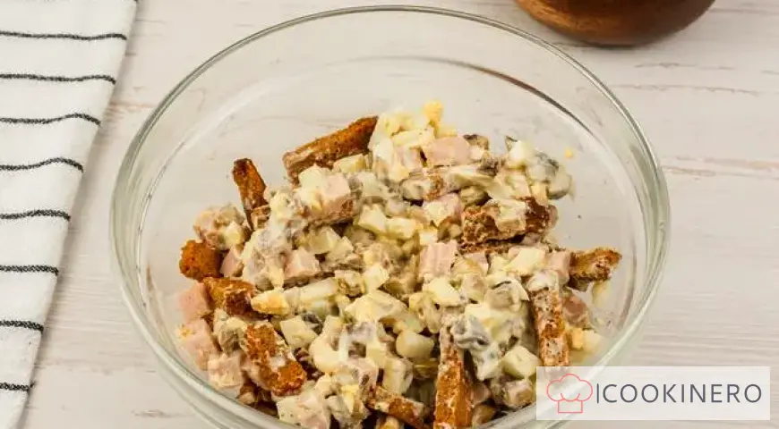 Salad with ham and mushrooms
